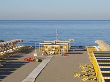 Il tuo ombrellone una settimana a maggio, € 250, composto da 2 sdraio, 1 tavolo e 2 lettini. da non perdere